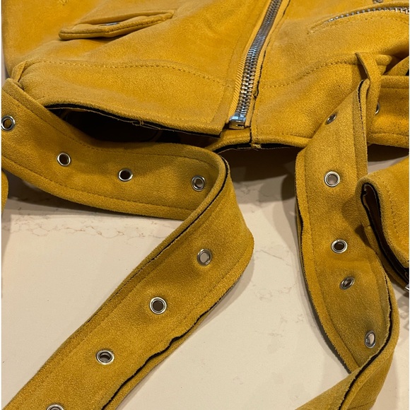Mustard color jacket that is hip. Designed by Zara Basic Outerwear size small. - Picture 3 of 9